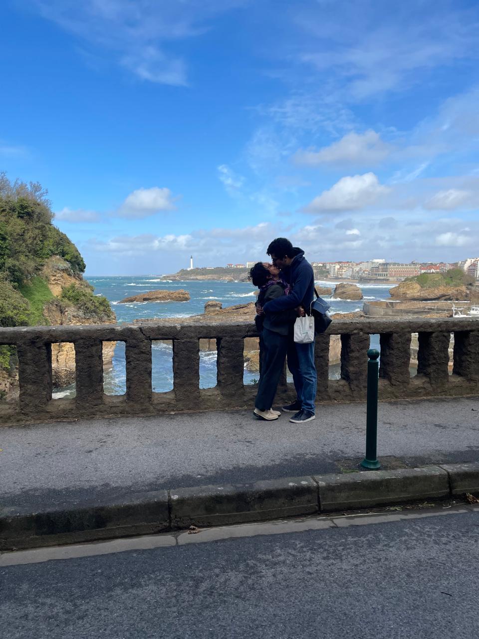 José y Debbie junto al mar